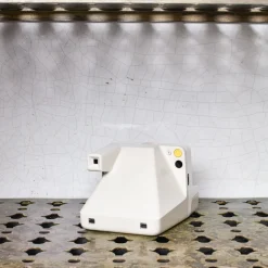 1907 IMPOSSIBLE High-tech|L'esprit Merci-Appareil photo retro Polaroid Now2 - Vintage White