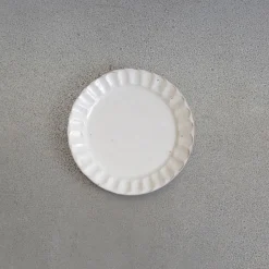 1769 HISTOSHI KATO Assiettes Plates-Assiette cannelée Kohiki Shima - Blanche