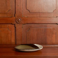 925 JARS CERAMISTES Assiettes Plates-Assiette en grès émaillé Wabi - Seidou Kaki