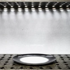 259 SERAX Assiettes Plates-Assiette plate en porcelaine Ann Demeulemeester - Noir et blanc