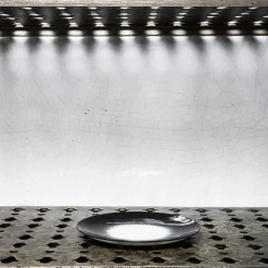 259 SERAX Assiettes Plates-Assiette plate en porcelaine Ann Demeulemeester - Noir et blanc