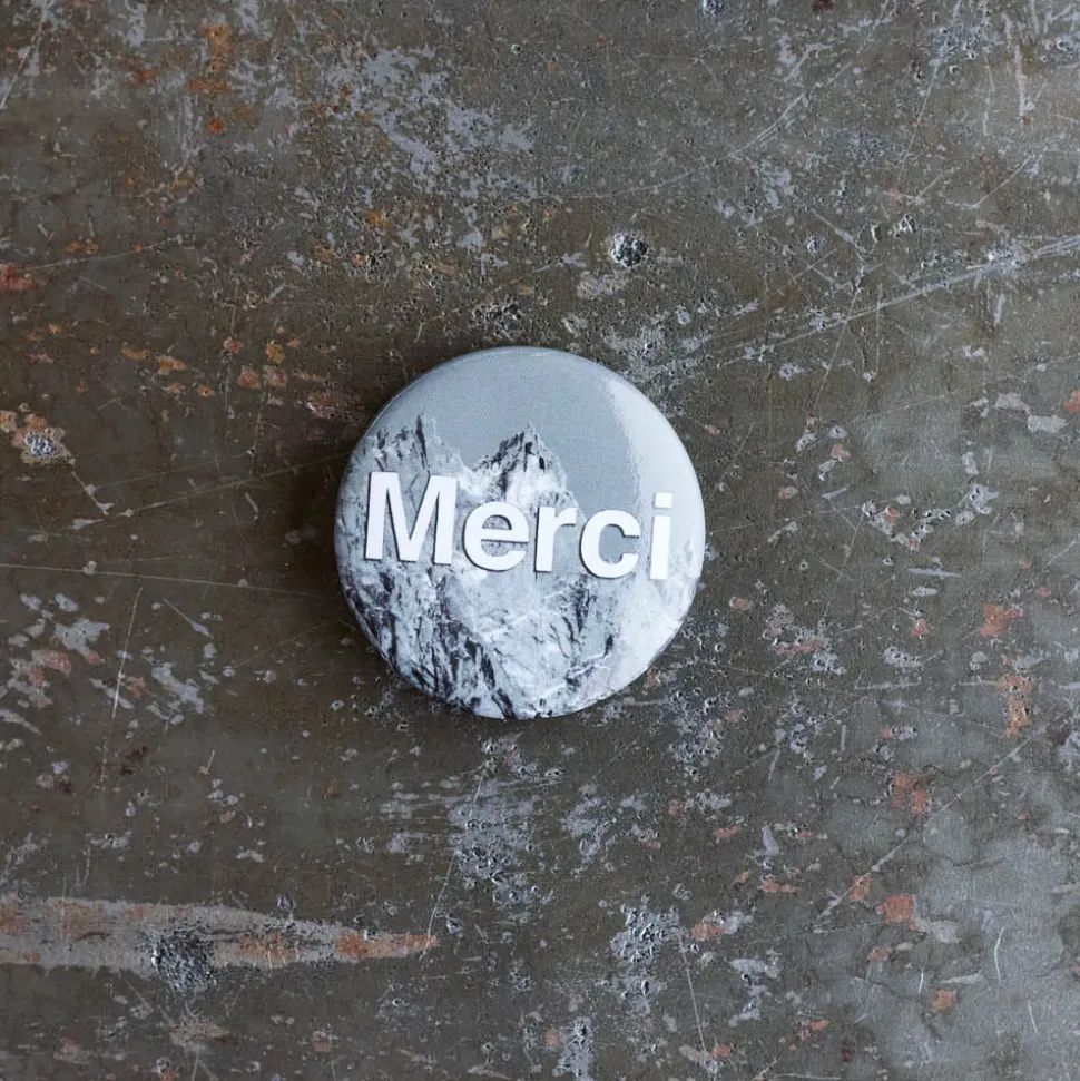 2261 STICKER MULE Les Accessoires Merci|L'esprit Merci-Badge Merci - Montagne Noir & Blanc