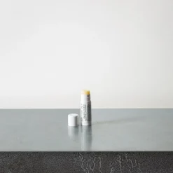 1054 LA BRUKET Soins Du Visage|Sélection De Bain Merci-Baume à lèvres - Nouveau Amande et Noix de Coco - L:A BRUKET