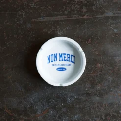 1860 ESSEASCREEN Les Accessoires Merci-Cendrier - Non Merci College