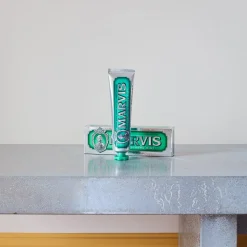 1162 AEGIS PHARMA Brosse À Dents Et Dentifrice|Sélection De Bain Merci-Dentifrice - Menthe Forte - Marvis - 85 ml