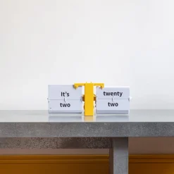 1734 CLOUDNOLA Horloges-Horloge à bascule MoMA Flipping Out NY Jaune