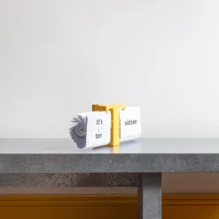 1734 CLOUDNOLA Horloges-Horloge à bascule MoMA Flipping Out NY Jaune