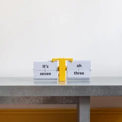 1734 CLOUDNOLA Horloges-Horloge à bascule MoMA Flipping Out NY Jaune