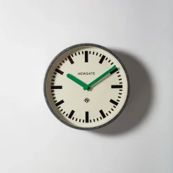 1827 NEWGATE Horloges-Horloge murale galvanisée The Luggage - Aiguilles vertes