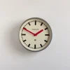1156 KUBBICK Horloges|Accessoirisez Votre Intérieur-Horloge murale galvanisée The Luggage - Aiguilles rouges