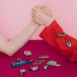 Femme MACON & LESQUOY Pin's|Pin's-Macon & Lesquoy - Broche - Resiste