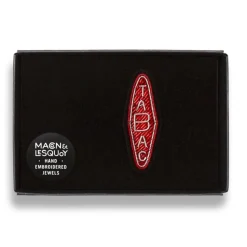 Femme MACON & LESQUOY Pin's|Pin's-Macon & Lesquoy - Broche - Carotte tabac