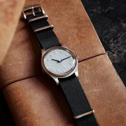 Homme MERCI La Montre Merci-Montre LMM-H01 : HODINKEE (Mécanique)