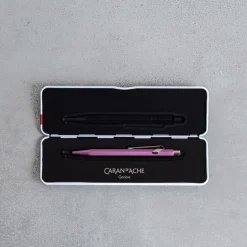 252 CARAN D ACHE Écriture-Stylo bille 849 COLORMAT-X - Rose - Caran d'Ache